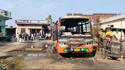 कुशीनगर में बड़ा हादसा: खड़ी बस में लगी आग, सो रहे कंडक्टर की जलने से मौत बस में लगी आग।