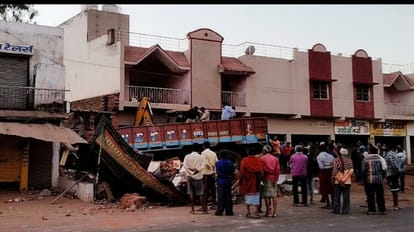 अनियंत्रित ट्रक मकान के अंदर घुस गया, हादसे में तीन की मौत हो गई।
