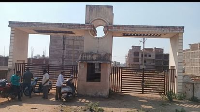 Jagdalpur: साईं कॉमर्शियल कॉलोनी सील, कई नोटिस के बाद भी नहीं कराया नियमितीकरण, निगम आयुक्त ने की कार्रवाई निगम आयुक्त ने नियमितीकरण न कराने पर साईं कॉमर्शियल कॉलोनी को सील कर दिया।