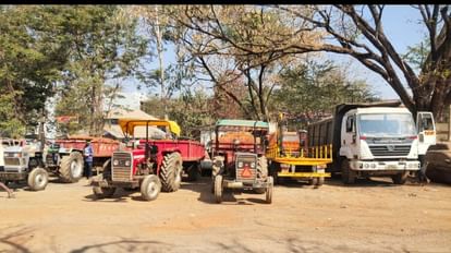Jagdalpur: चूना पत्थर, रेत और मिट्टी का कर रहे थे अवैध परिवहन, खनिज विभाग ने 6 हाइवा और 8 ट्रैक्टर किए जब्त अवैध परिवहन कर रहे वाहनों को जब्त कर लिया गया।