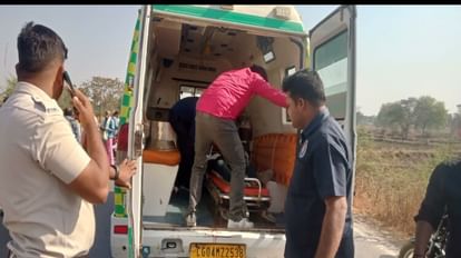 Bilaspur: मस्तूरी में स्कूटी सवार युवती की सड़क दुर्घटना में मौत, अज्ञात वाहन की चपेट में आने की आशंका दुर्घटना के बाद एंबुलेंस से युवती के शव को ले जाया गया।