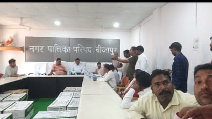 नगर पालिका शॉपिंग कॉम्पलेक्स की नीलामी में हुआ विवाद।