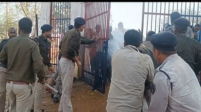 Villagers gherao the police station for not arresting in Balrampur Ramanujganj