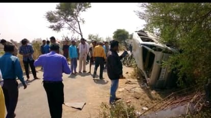अनियंत्रित होकर स्कूल वैन पलट गई, इस हादसे में कई बच्चे घायल हो गए।