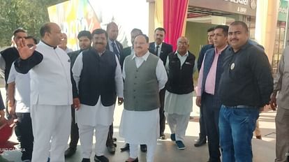 Haryana: अचानक हांसी पहुंचे JP नड्डा, एक घंटे होटल में रुके, मेयर गौतम सरदाना समेत चुनिंदा लोग ही रहे मौजूद एक होटल में मेयर के साथ बात करते भाजपा के राष्ट्रीय अध्यक्ष जेपी नड्डा।