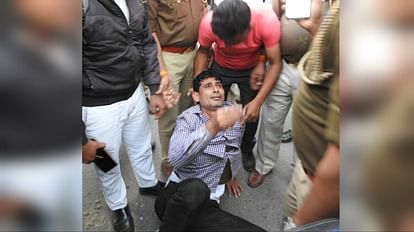 Gorakhpur: सत्यम हॉस्पिटल संचालन में संलिप्त हिस्ट्रीशीटर गिरफ्तार, पत्रकार बताकर वसूली का भी है आरोप गिरफ्तार हिस्ट्रीशीटर सत्येंद्र शर्मा।