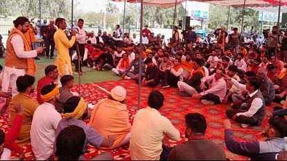 Bhiwani: विश्व हिंदू परिषद- बजरंग दल कार्यकर्ताओं ने की महापंचायत, राजस्थान पुलिस पर लगाए गंभीर आरोप हिंदू महापंचायत में संबोधित करते वक्ता।