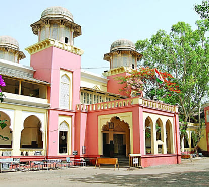 इंदौर की न्यायलयों मेें शुक्रवार को काम नहीं हुए।