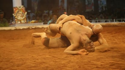 इंदौर में महापौर केसरी स्पर्धा शुरू