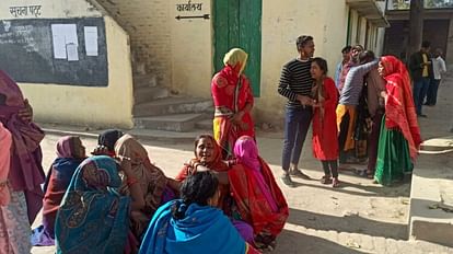 Unnao: कॉलेज में पड़ा मिला कर्मचारी का शव, ड्यूटी पर था तैनात...मुंह से निकल रहा था खून, जांच में जुटी पुलिस रोते बिलखते परिजन