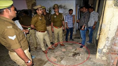 Umesh Pal Murder: हत्याकांड को लेकर शासन गंभीर, डीजीपी ने तलब की रिपोर्ट, कई अधिकारियों पर गिर सकती है गाज Prayagraj News : उमेश पाल की हत्या के छानबीन करती पुलिस।