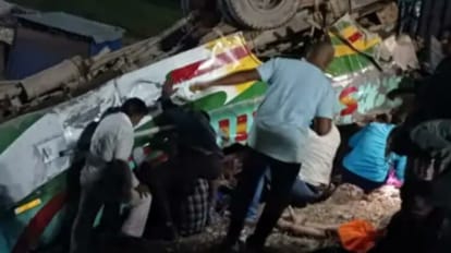 सीधी में बड़ा हादसा: ट्रक की टक्कर से पलटी बस, छह लोगों की मौत, 50 से ज्यादा घायल, 22 की हालत गंभीर सीधी के पास बड़ा हादसा हुआ है।