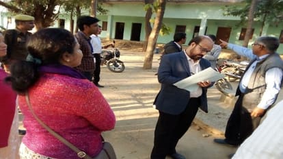 संयुक्त शिक्षा निदेशक डाॅ मुकेश चंद्र परीक्षा केंद्र निरीक्षण करते हुए