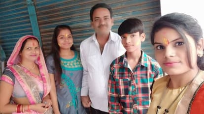 Sonbhadra: करंट की चपेट में आने से व्यापारी के इकलौते बेटे की मौत, लोहे का दरवाजा बना काल माता-पिता और बहनों के साथ उदय कुमार