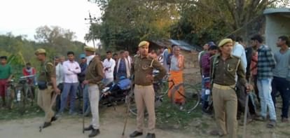 Unnao News: खेलते समय खेत के कुएं में गिरा मासूम, मौत ।ोटो- 11- बरवारा गांव में नहर किनारे मिले शव को निकालने के बाद मौजूद ग्रामीण व पुलिस टीम। संवाद