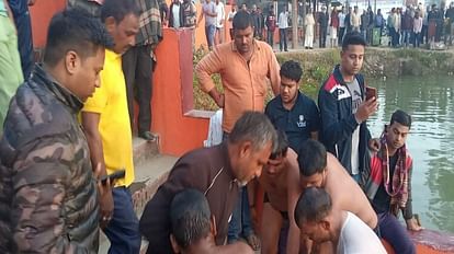 Varanasi: तालाब में डूबने से पूर्व बीडीसी की मौत, दर्शन-पूजन से पहले स्नान के दौरान हादसा जाल्हूपुर स्थित श्री कच्चा बाबा मंदिर परिसर के तालाब में घटी घटना