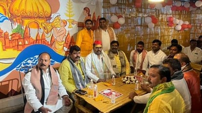 वाराणसी में सपा कार्यकर्ताओं के साथ एमएलसी राजपाल कश्यप