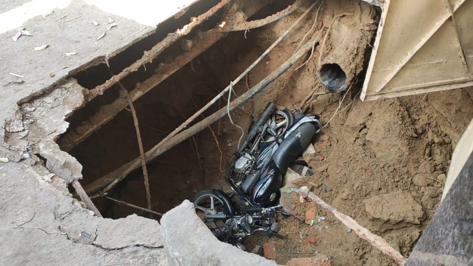 Due to the negligence of Delhi Jal Board land sunk in RK puram two motorcycles and a dog fell