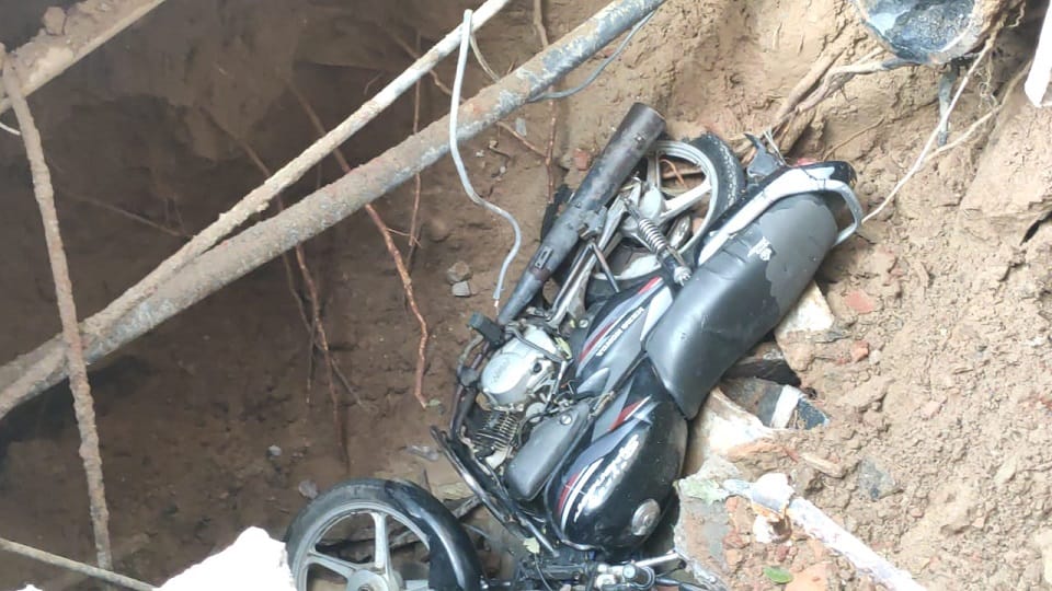 Due to the negligence of Delhi Jal Board land sunk in RK puram two motorcycles and a dog fell