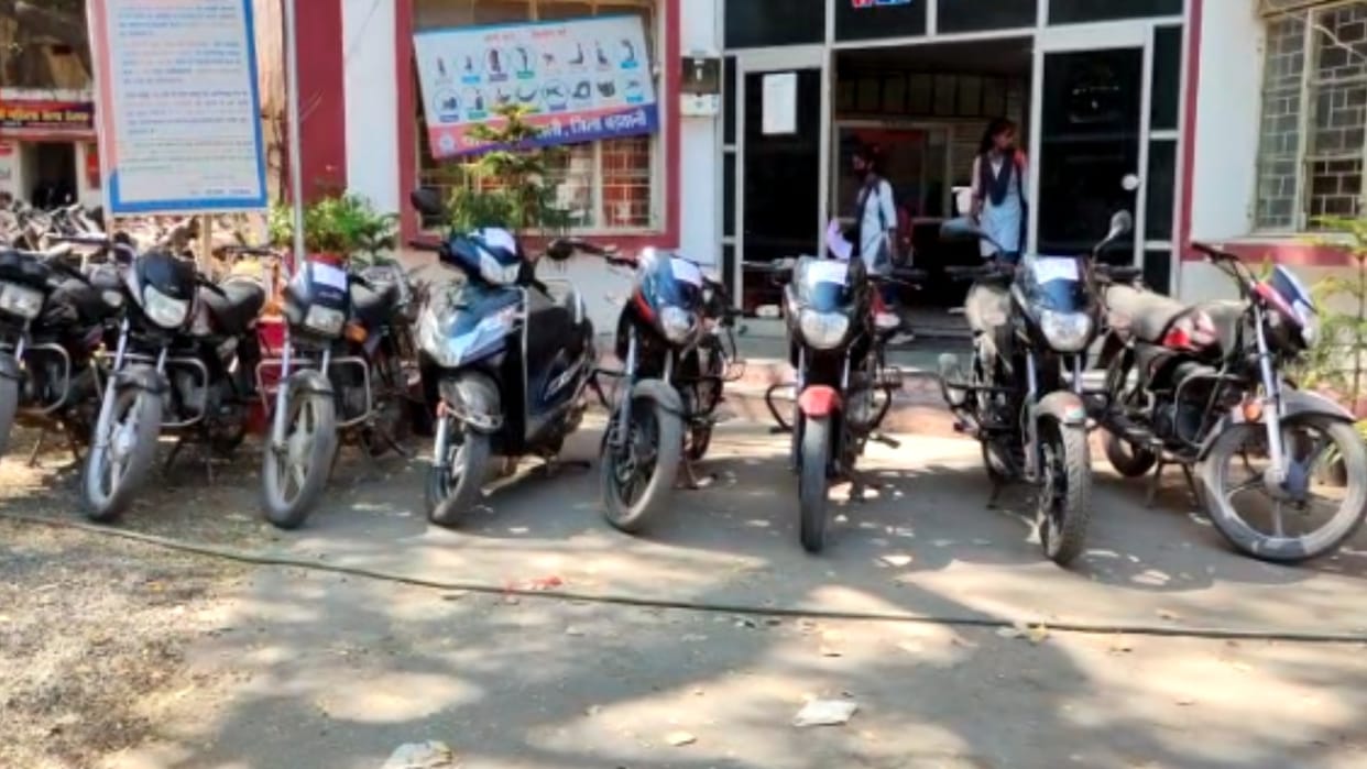 Barwani: 11 members of two bike-stealing gangs arrested, 16 bikes and country-made pistols seized