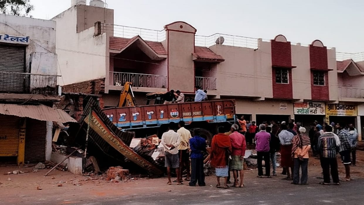 Uncontrolled truck entered inside the house three died including the driver
