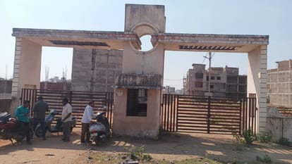 निगम आयुक्त ने नियमितीकरण न कराने पर साईं कॉमर्शियल कॉलोनी को सील कर दिया।