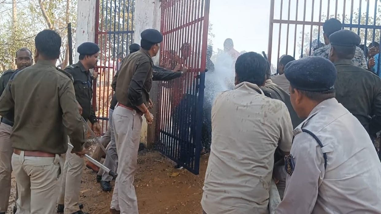 Villagers gherao the police station for not arresting in Balrampur Ramanujganj
