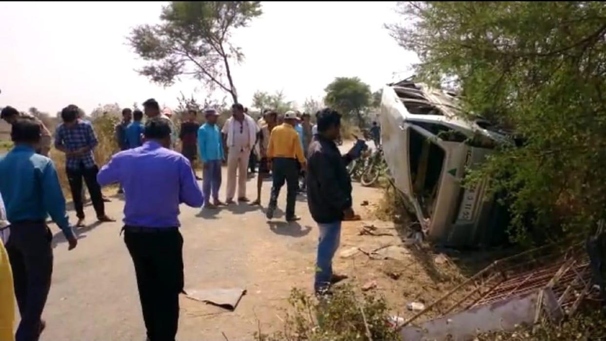 School van overturned uncontrolled 13 children injured condition of five critical