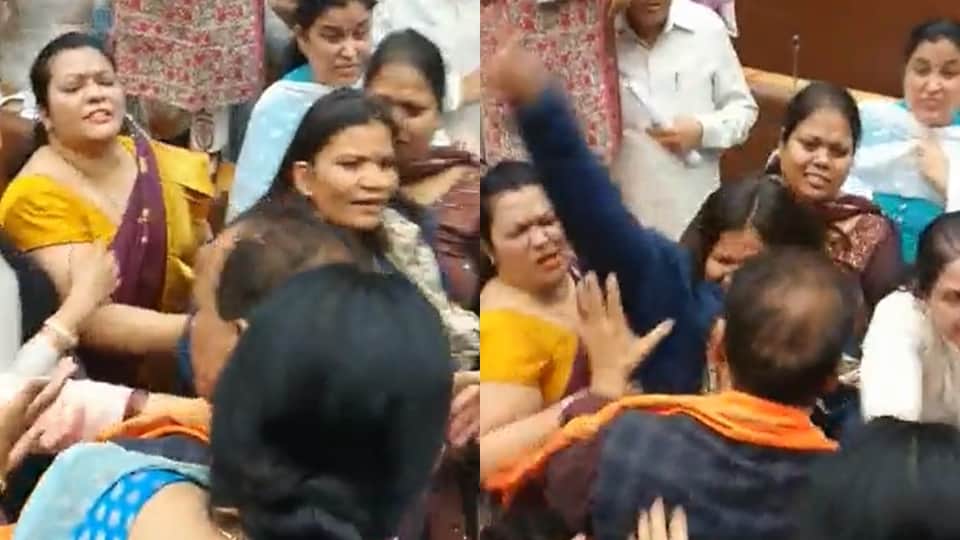 aap bjp councillors clash in mcd women also jumped into fight
