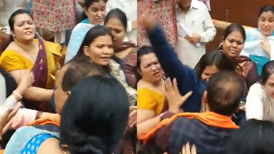 aap bjp councillors clash in mcd women also jumped into fight