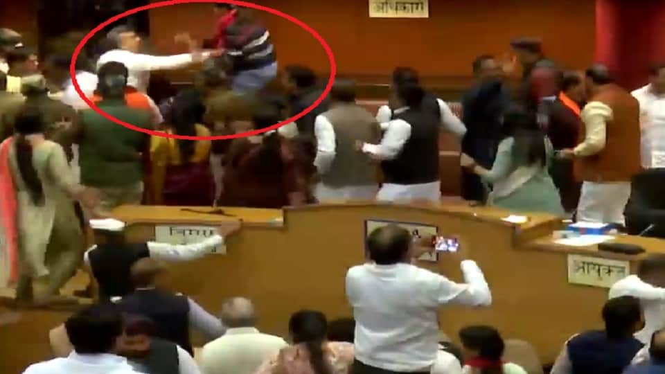 aap bjp councillors clash in mcd women also jumped into fight