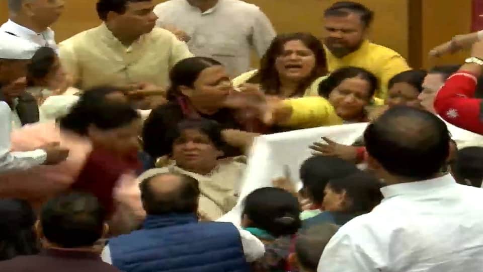 aap bjp councillors clash in mcd women also jumped into fight