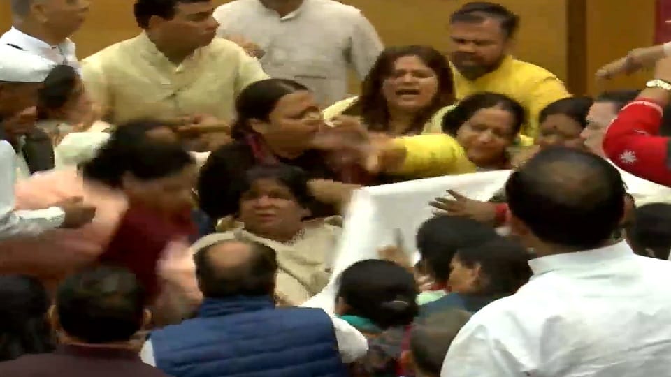 aap bjp councillors clash in mcd women also jumped into fight