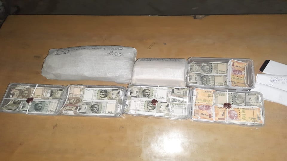 STF caught three smugglers with fake currency worth 27 lakhs in Bareilly