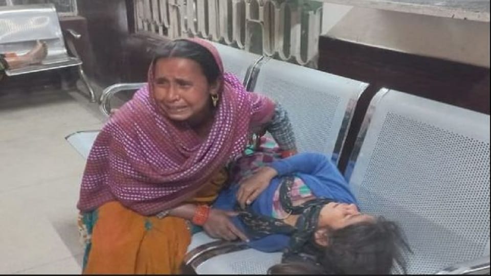 Tyre of trolley full of laborers punctured in Badaun one killed and 45 injured due to overturning