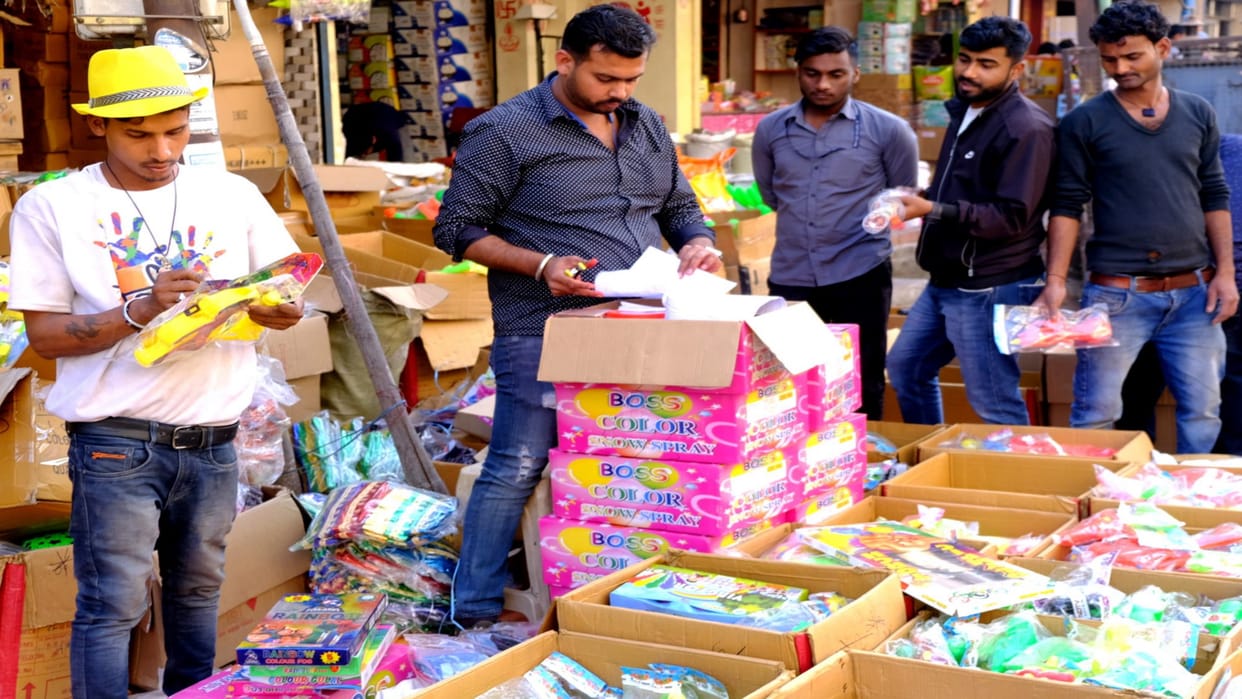 Preparation of Holi brightness of Holi started coming in market colors