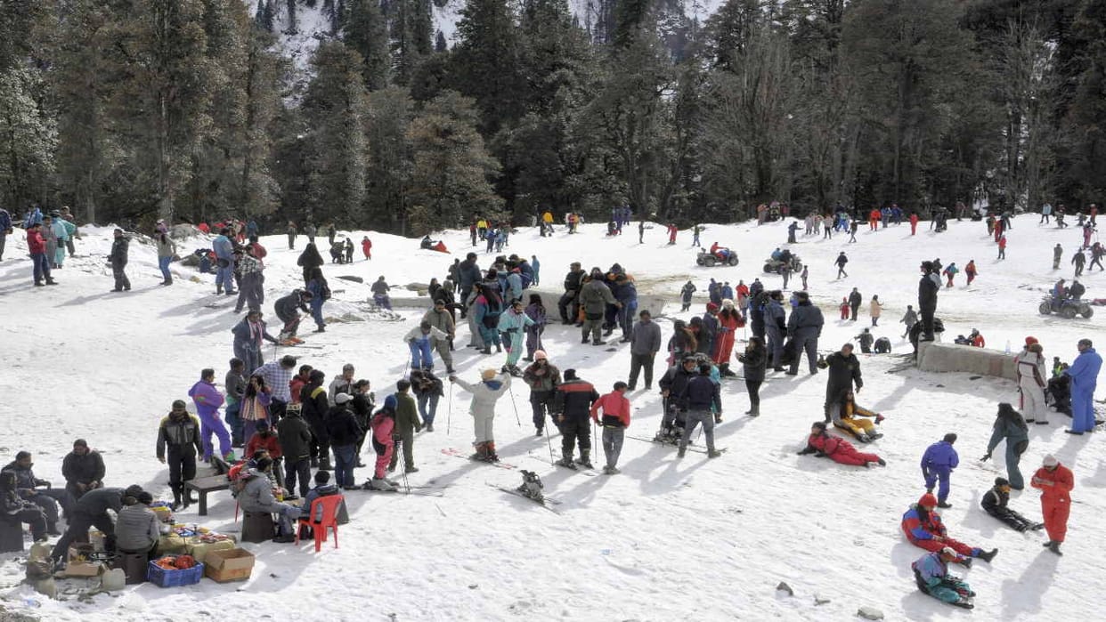 heavy tourist rush at SolangNala and Atal tunnel to see snow, enjoyed skiing
