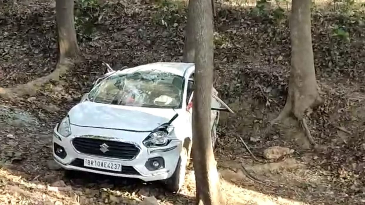 a speeding car fell into a 10 feet pit on roadside in Jamui of Bihar car rider was pulled out by cutting door