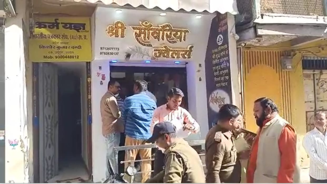 Jewelery worth 50 lakhs stolen from jewelery shop, thieves also took away more than one lakh cash