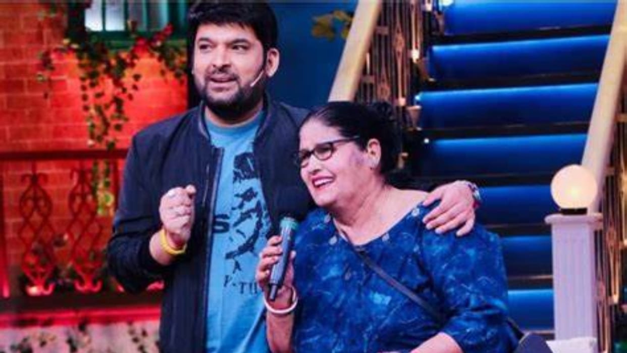 Kapil Sharma Mother Tell childhood Story To akshay Kumar How He irritates Neighbour in The Kapil Sharma Show