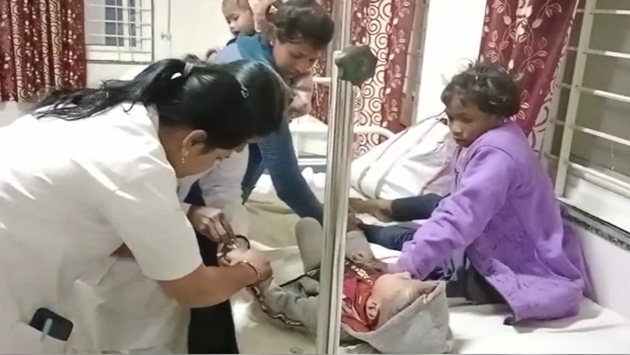 More than 33 children of school and Anganwadi fell ill after having mid-day meal in Betul