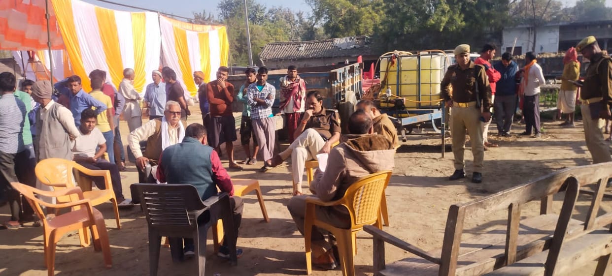 Gonda News: Dacoits shot two including cousin, one serious