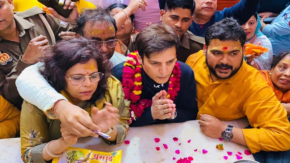 Bollywood actor Jimmy Shergill reached the court of Banke Bihari mandir mathura
