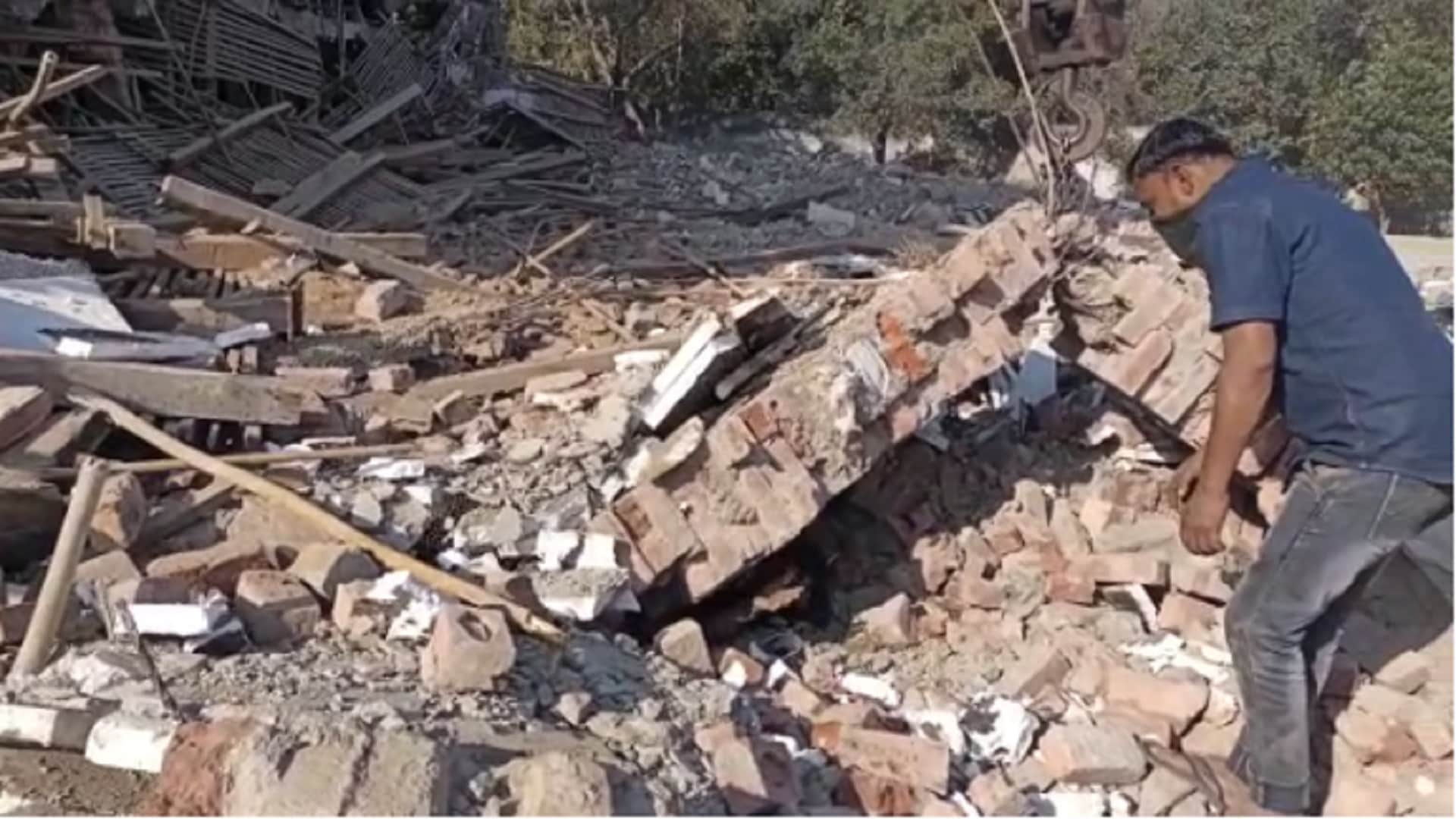 Boiler Explodes in Cold Storage of Former BSP MLA in Daurala Meerut  Sixty dies news in Hindi