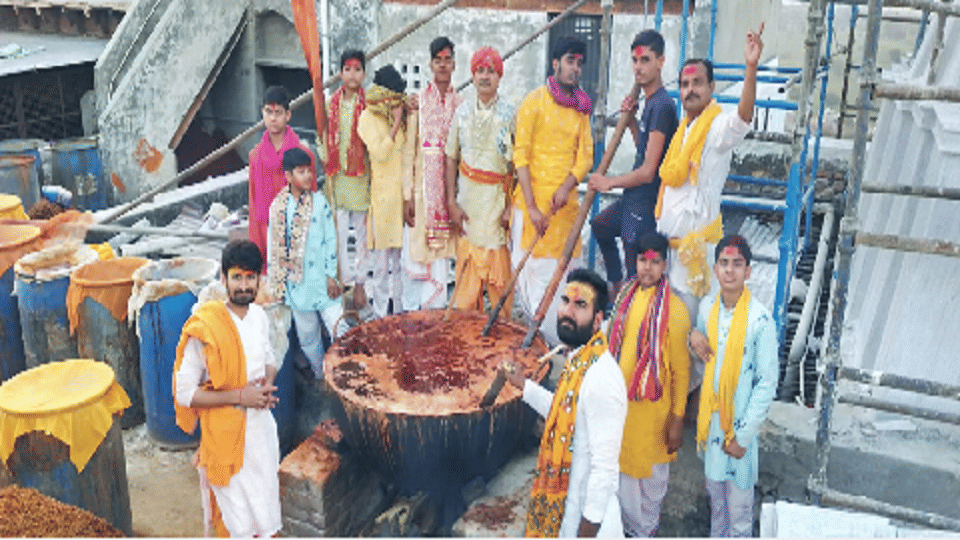 Mthura Holi 2023 Tessu flowers special color is being prepared