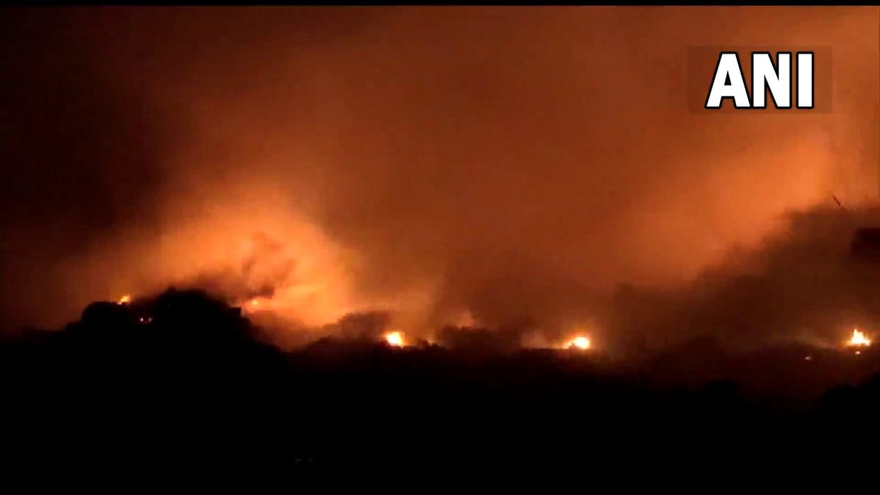 Fire broke out in slums in Noida firefighters brought it under control