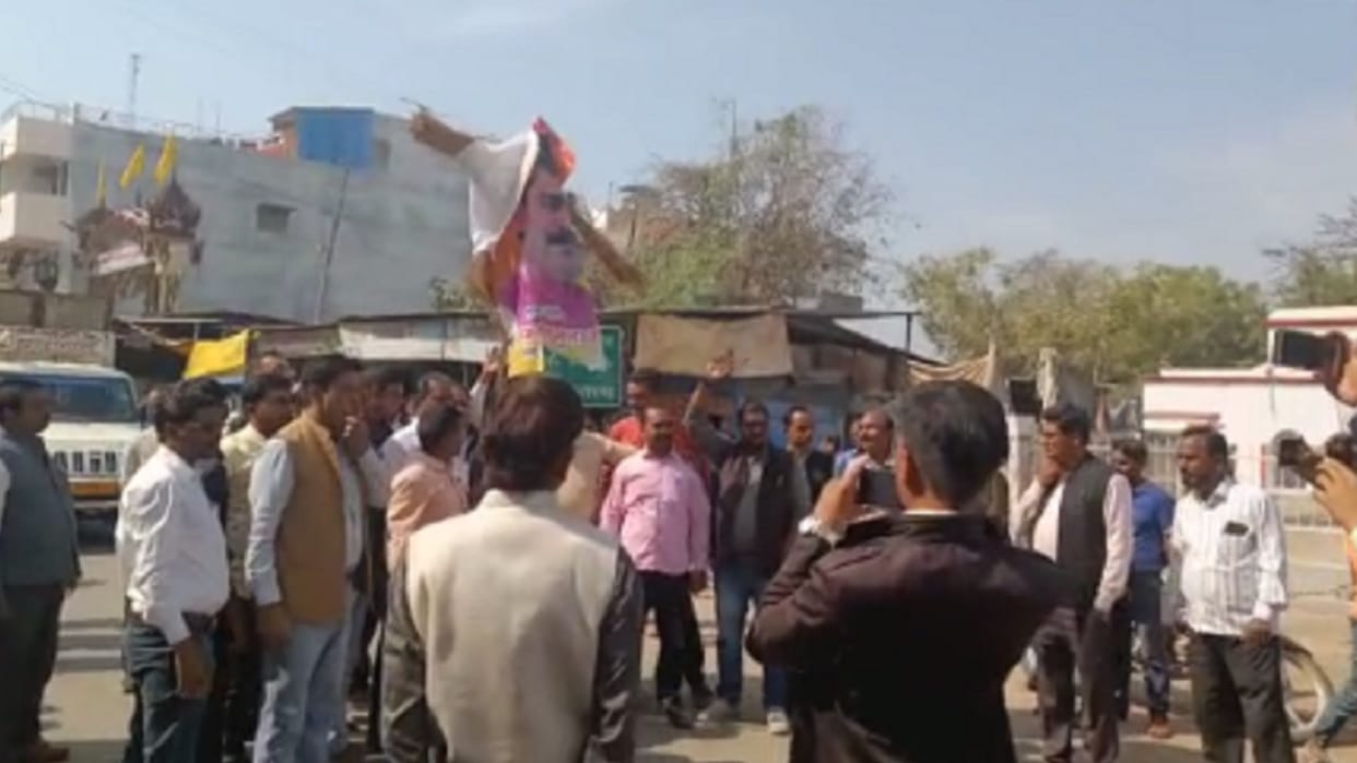 Advocate furious over adding 124 villages of Patti tehsil to Sadar, burnt effigy of MP-MLA