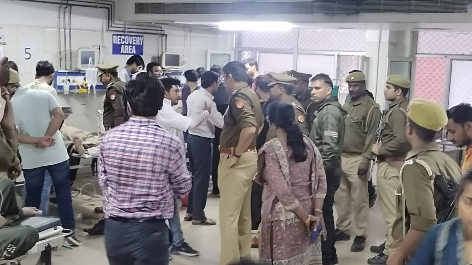 Umesh Pal, the witness of the Raju Pal murder case, was shot after entering his house, incident in Dhumanganj