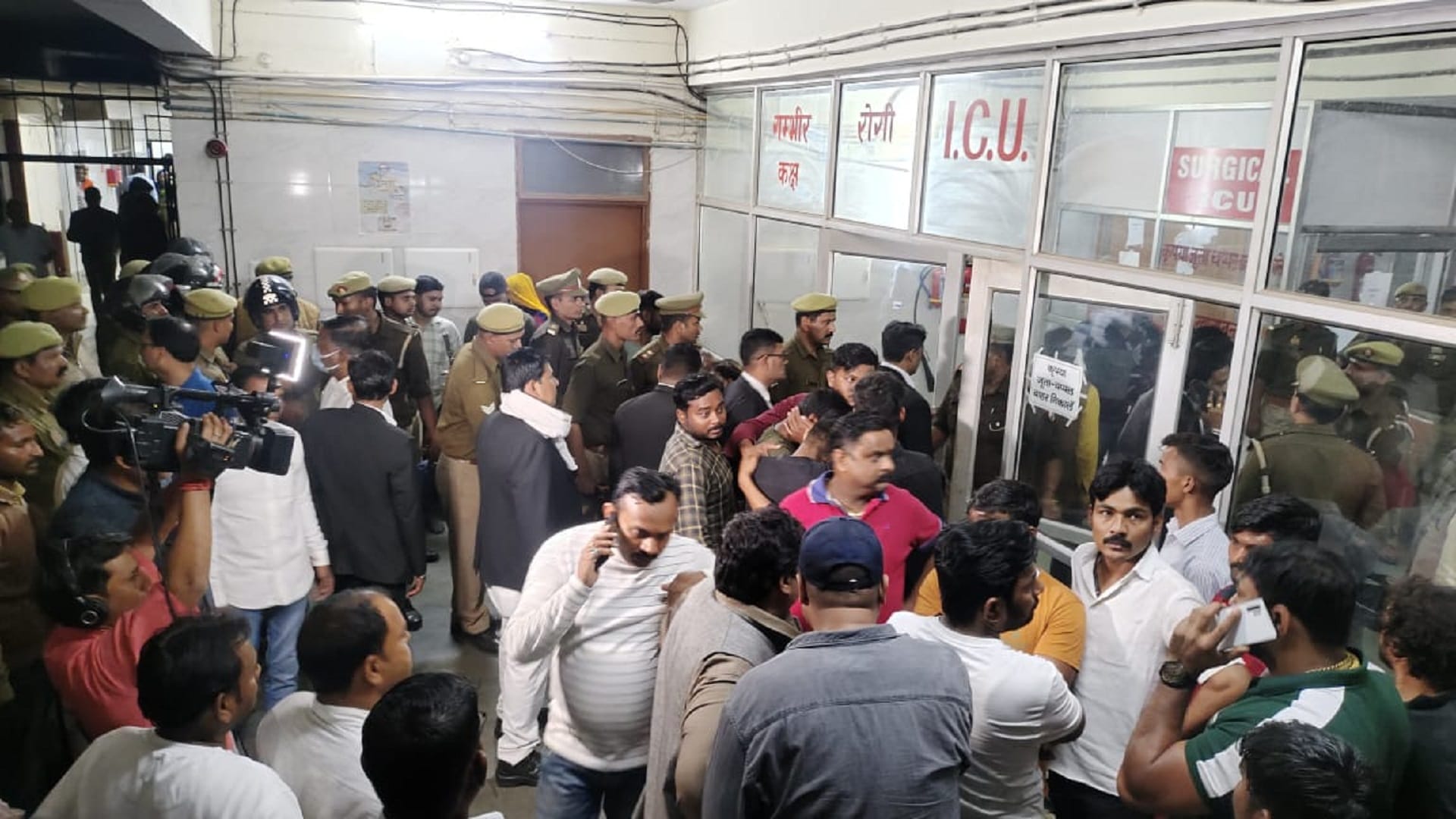Umesh Pal, the witness of the Raju Pal murder case, was shot after entering his house, incident in Dhumanganj