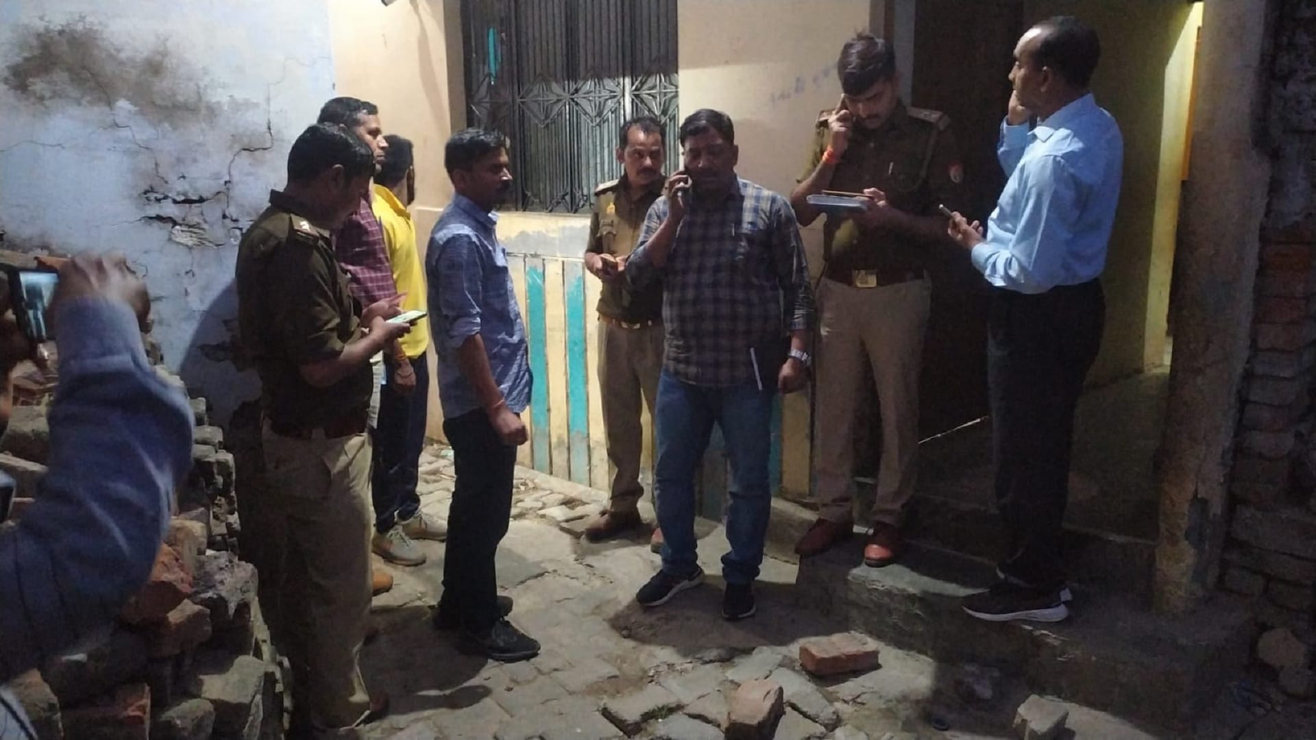 Umesh Pal, the witness of the Raju Pal murder case, was shot after entering his house, incident in Dhumanganj